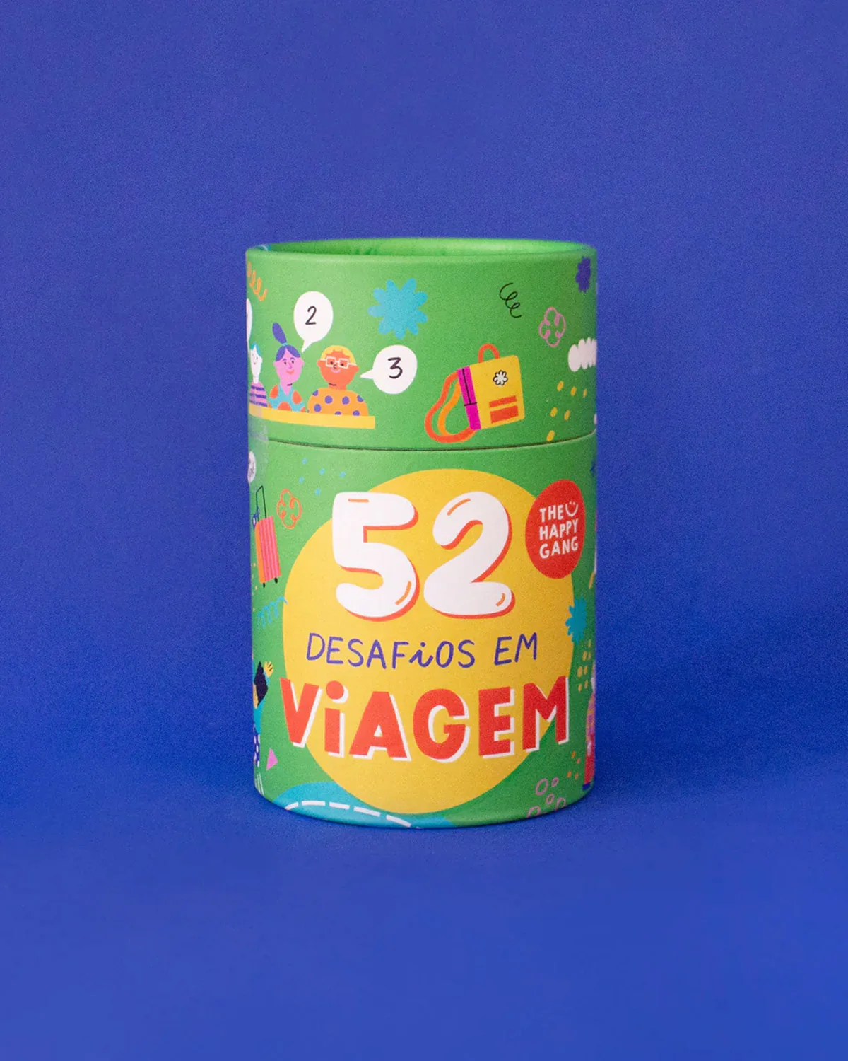 Embalagem cilíndrica verde com texto 52 DESAFIOS EM VIAGEM e ilustrações coloridas