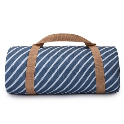 Tapete azul com riscas diagonais brancas e correia castanha enrolado