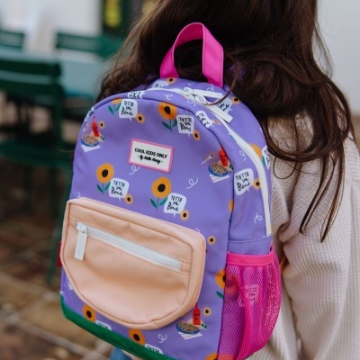Mochila lilás com padrão de girassóis e bolso bege