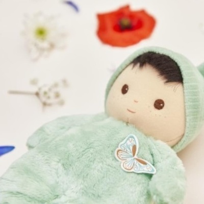 Boneco de peluche verde claro com capuz e borboleta estampada