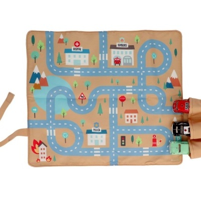 Tapete infantil com estradas e pequenos veículos