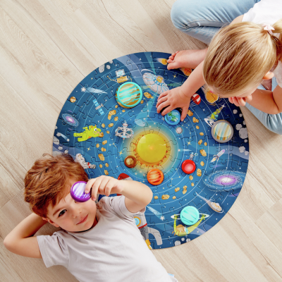 Crianças a montar puzzle do sistema solar em chão de madeira