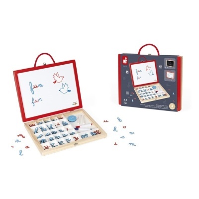 Conjunto educativo com letras magnéticas e quadro branco em estrutura de madeira