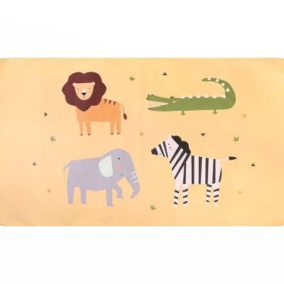 Tapete infantil amarelo com desenhos de animais