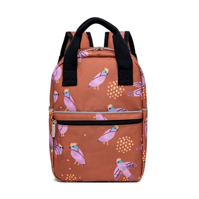 Mochila castanha com padrão de pássaros cor-de-rosa e alças pretas.