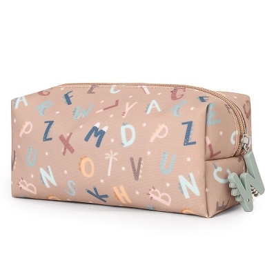 necessaire bege com letras coloridas