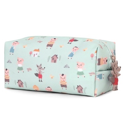 Estojo azul claro com padrão de porquinhos e casas castanhas e fecho com pendente cinzento e vermelho