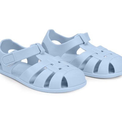 Par de sandálias azuis de plástico para criança