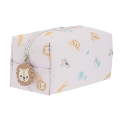 Bolsa retangular branca com padrão de leões, girafas e elefantes e puxador de fecho em forma de leão