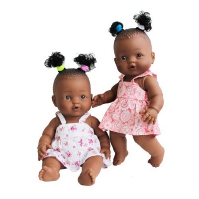 Dois bonecos bebês com roupas rosa e branco em fundo branco