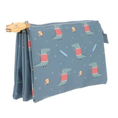 Carteira azul com padrão de crocodilos e fecho de argola de madeira