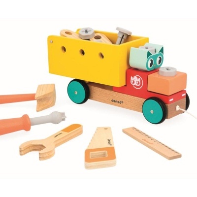 Camião de madeira amarelo com ferramentas de brinquedo em fundo branco