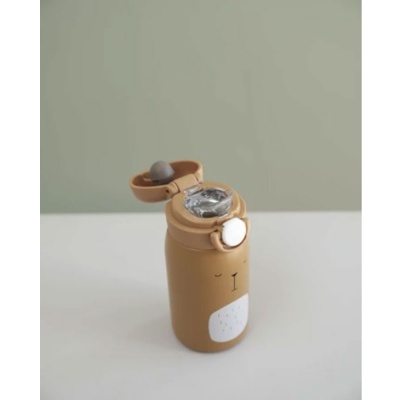 Garrafa térmica castanha em forma de urso com tampa aberta e botão branco