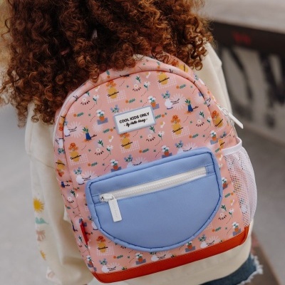 Mochila infantil rosa com padrão de plantas e bolso azul