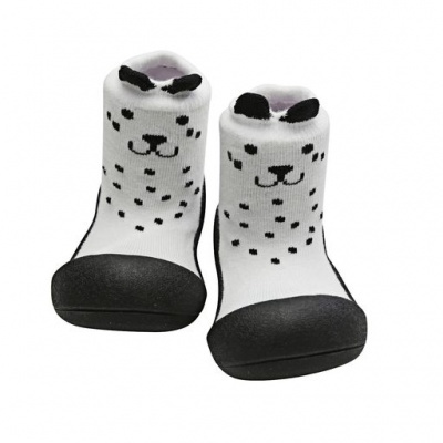 Meias-sapatilha brancas com padrão de pintas pretas e sola preta para bebé