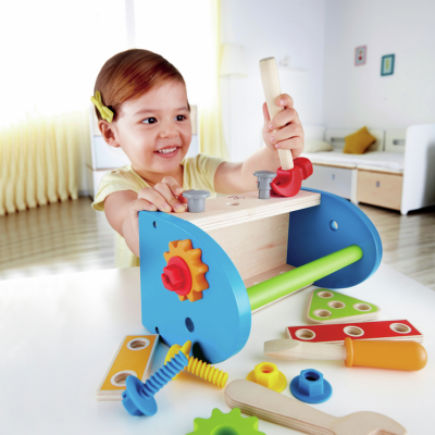 Brinquedo de ferramentas de madeira colorido para crianças numa mesa branca