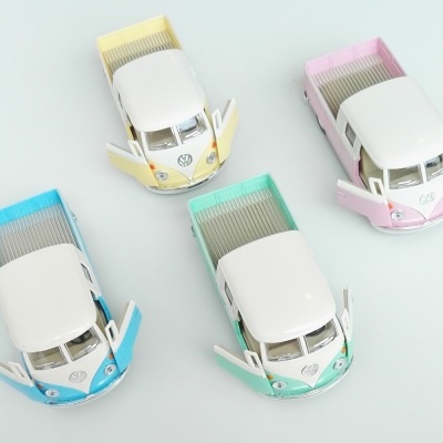 Quatro carrinhos de brinquedo coloridos estilo Volkswagen clássico em fundo branco