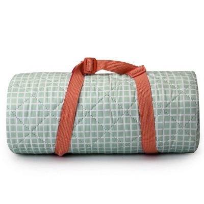 Tapete enrolado verde claro com padrão branco e cinta vermelha