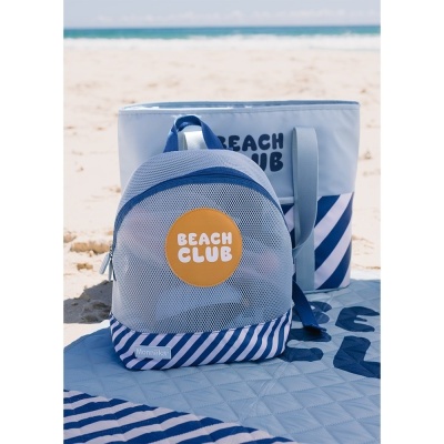 Mochila azul com bolsa de praia azul claro e riscas azuis na areia