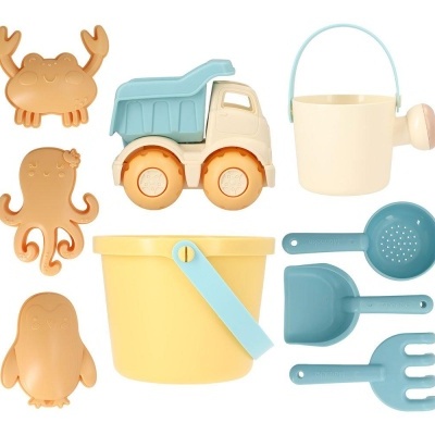 Conjunto de brinquedos de praia coloridos em plástico com balde, carrinho, regador e moldes de animais