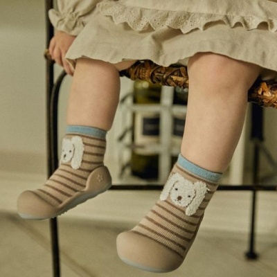 Meias-calçado para criança com riscas castanhas e bege e desenho de cachorro branco