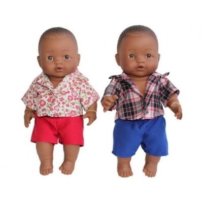 Dois bonecos com camisas coloridas e calções coloridos sentados lado a lado.
