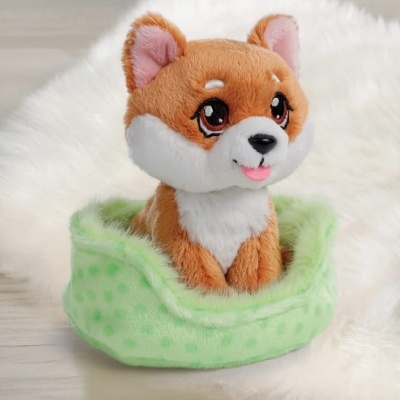 Pelúcia de cão castanho claro e branco numa cama verde com bolinhas