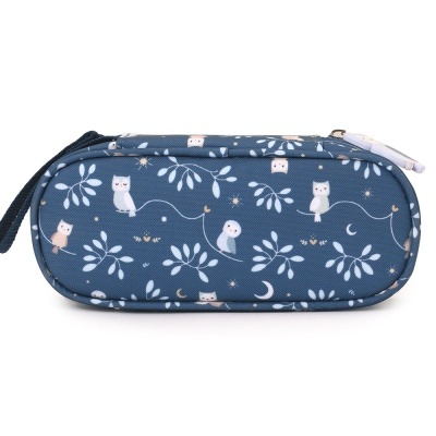 Estojo azul com padrão de corujas e folhas brancas e rosa