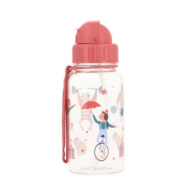 Garrafa de água de plástico transparente decorada com artistas de circo e tampa rosa com alça.