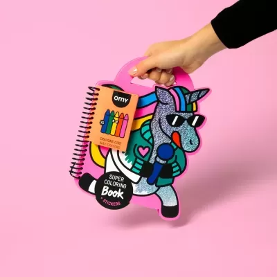 Livro para colorir em forma de unicórnio rosa com lápis de cera OMY