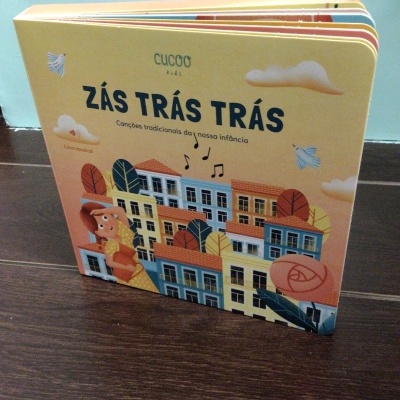 Capa de livro infantil amarelo com ilustração colorida e texto