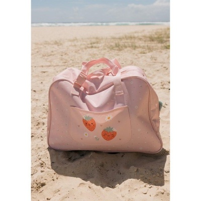 Mala de viagem rosa clara com morangos desenhados na praia