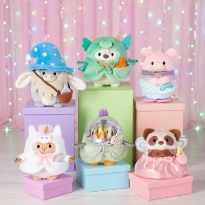 Seis peluches temáticos com acessórios em caixas coloridas, fundo rosa com luzes