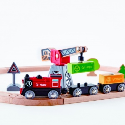 Comboio de madeira colorido com carris circulares