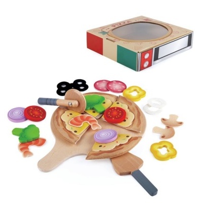 Conjunto de brinquedo de pizza em madeira com toppings coloridos e embalagem retangular.