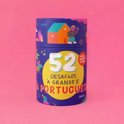 Pack de cartão azul e amarelo com ilustrações coloridas e texto, sobre superfície rosa.