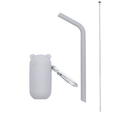 Estojo cinzento com orelhas, palhinha curva cinzenta em silicone e escova metálica sobre fundo branco