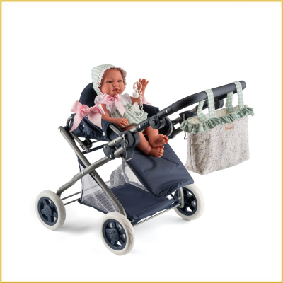 Carrinho de bebé de brinquedo com bebé vestido e bolsa floral