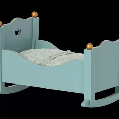 Berço de madeira azul claro com detalhes dourados e edredão branco azul