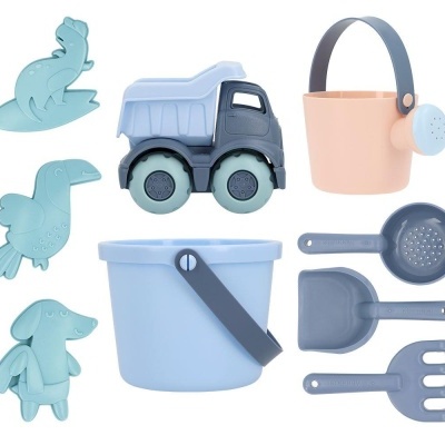 Brinquedos de praia coloridos para crianças, incluindo baldes, carrinho, regador, moldes e acessórios.