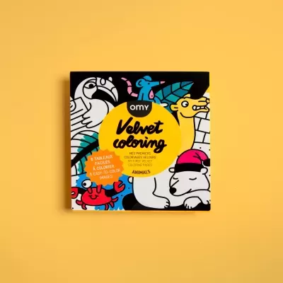 Livro para colorir Velvet Coloring da OMY com desenhos de animais em preto e branco numa capa colorida.