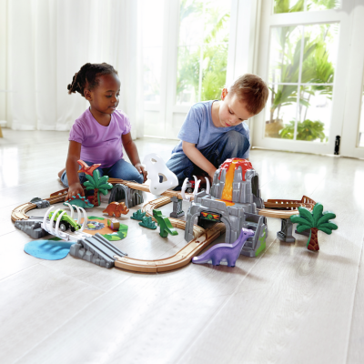 Brinquedo de comboio dinossauro com crianças a brincar