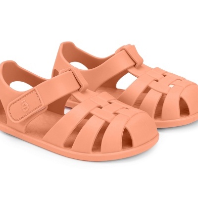 Sandálias cor de salmão para criança em material plástico com tiras entrelaçadas e fecho de velcro