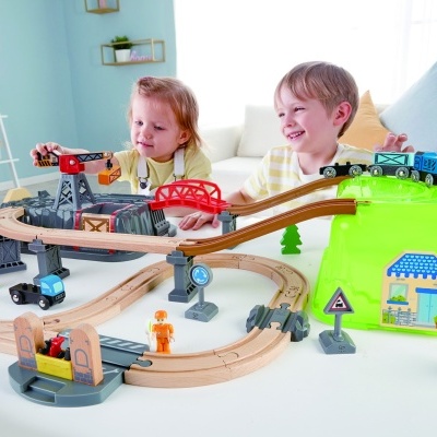 brinquedo de comboio em madeira com vários acessórios coloridos