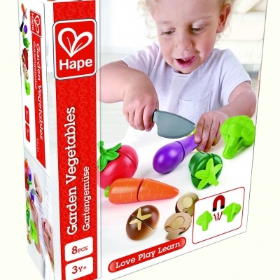 Conjunto de brinquedo com legumes de madeira coloridos para crianças