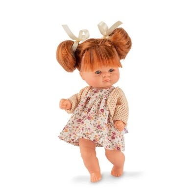 Boneca com vestido floral e cabelo ruivo em fundo branco