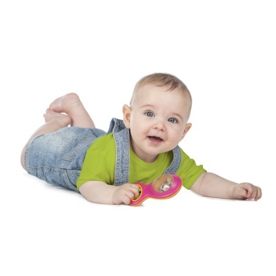 Bebé deitado a brincar com brinquedo colorido