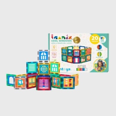 Jogo infantil de cubos coloridos transparentes com embalagem ao fundo