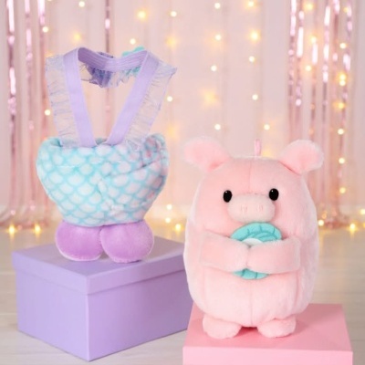 Brinquedos de peluche porco rosa e saco azul claro em caixas coloridas