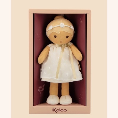 Boneca de pano Kaloo vestida com vestido branco em caixa rosa.